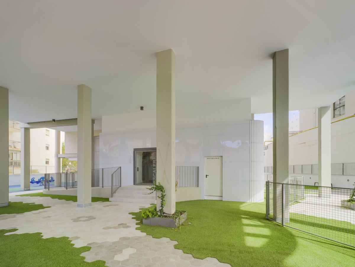 Interior de urbanización con vegetación integrada en de la promoción residencial ISEA Calpe.
