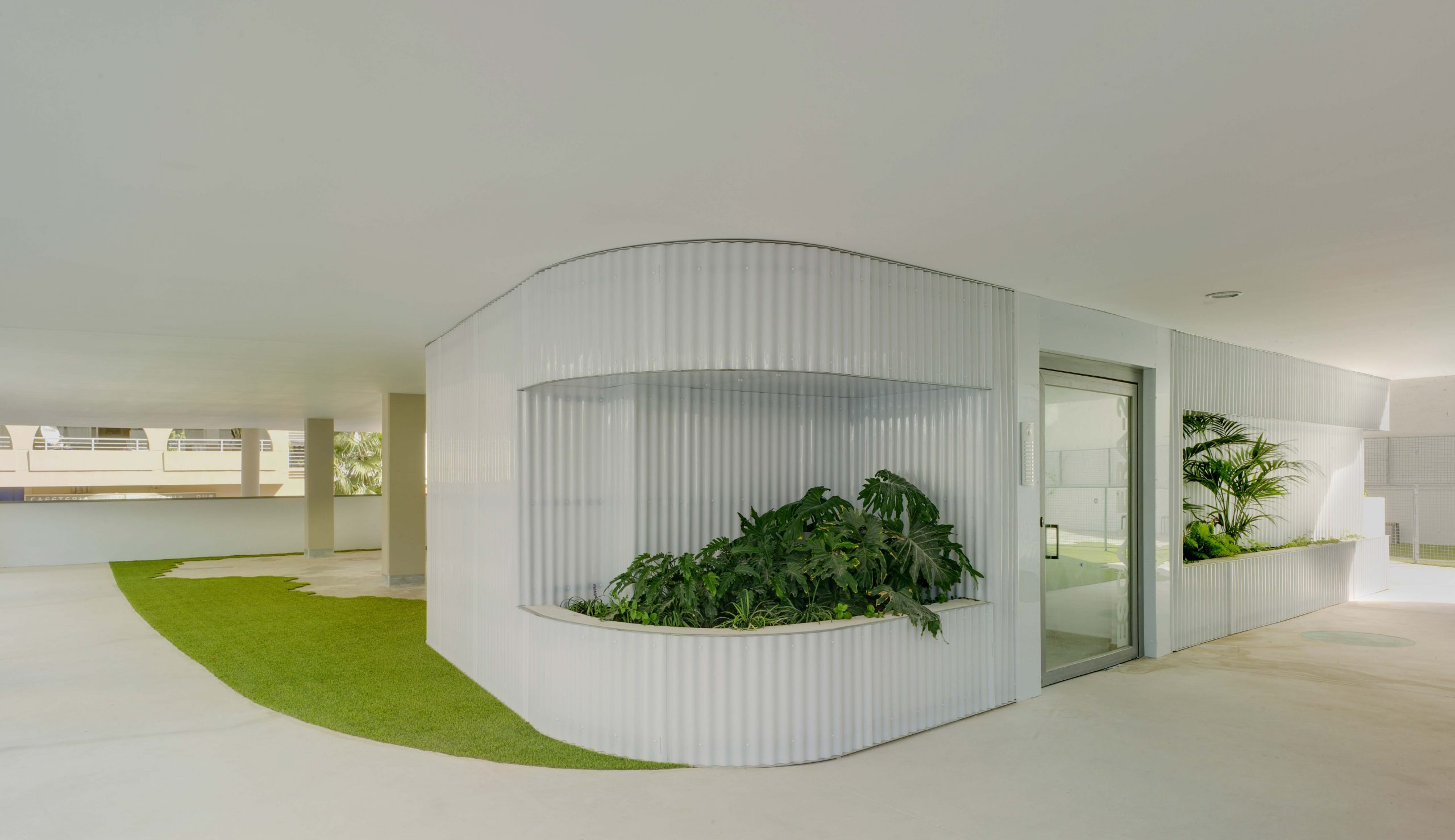 Vegetación integrada en la entrada al edificio de la promoción residencial ISEA Calpe.