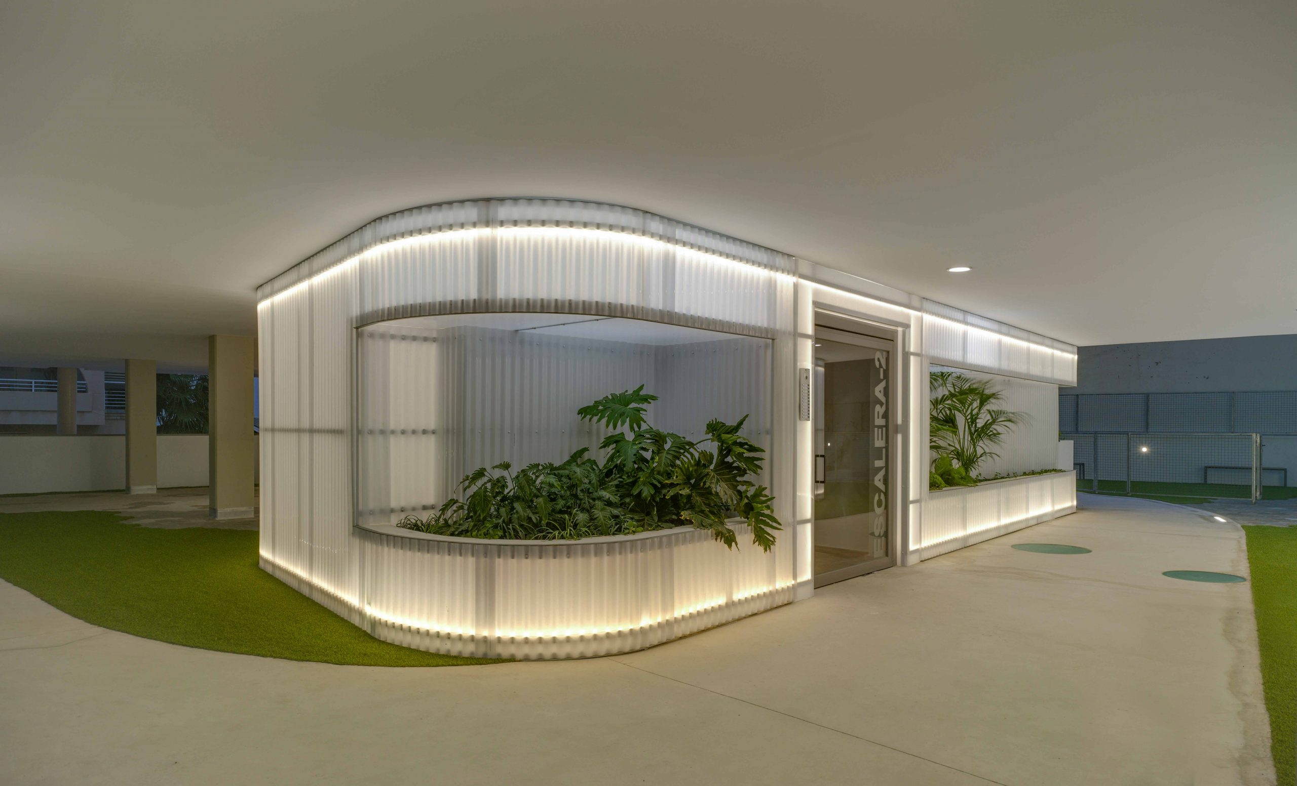 Iluminación LED y jardinera integrada en la puerta de entrada de la promoción residencial ISEA Calpe