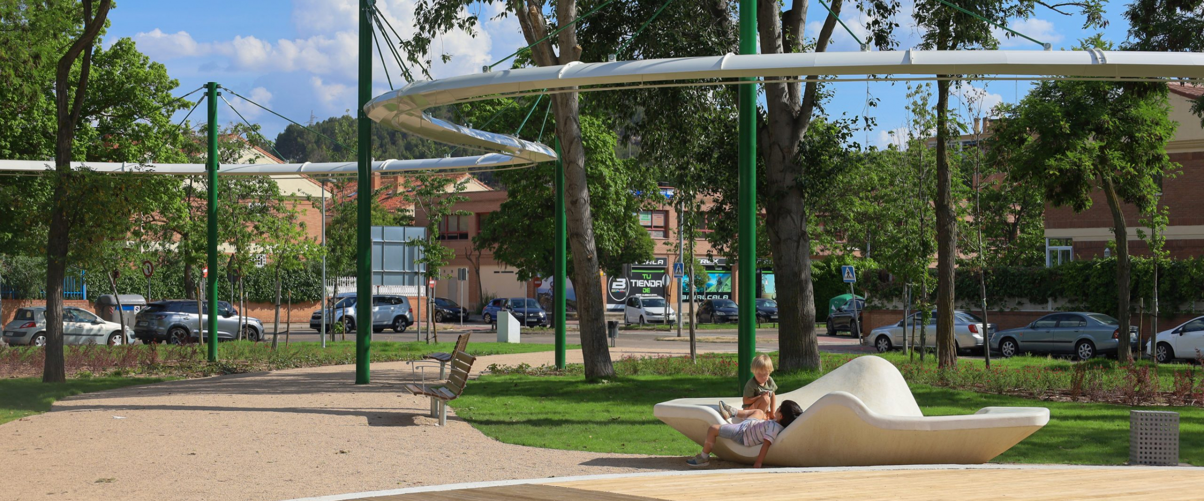 Niños jugando sobre Banco Kaze en el Parque Andalucía