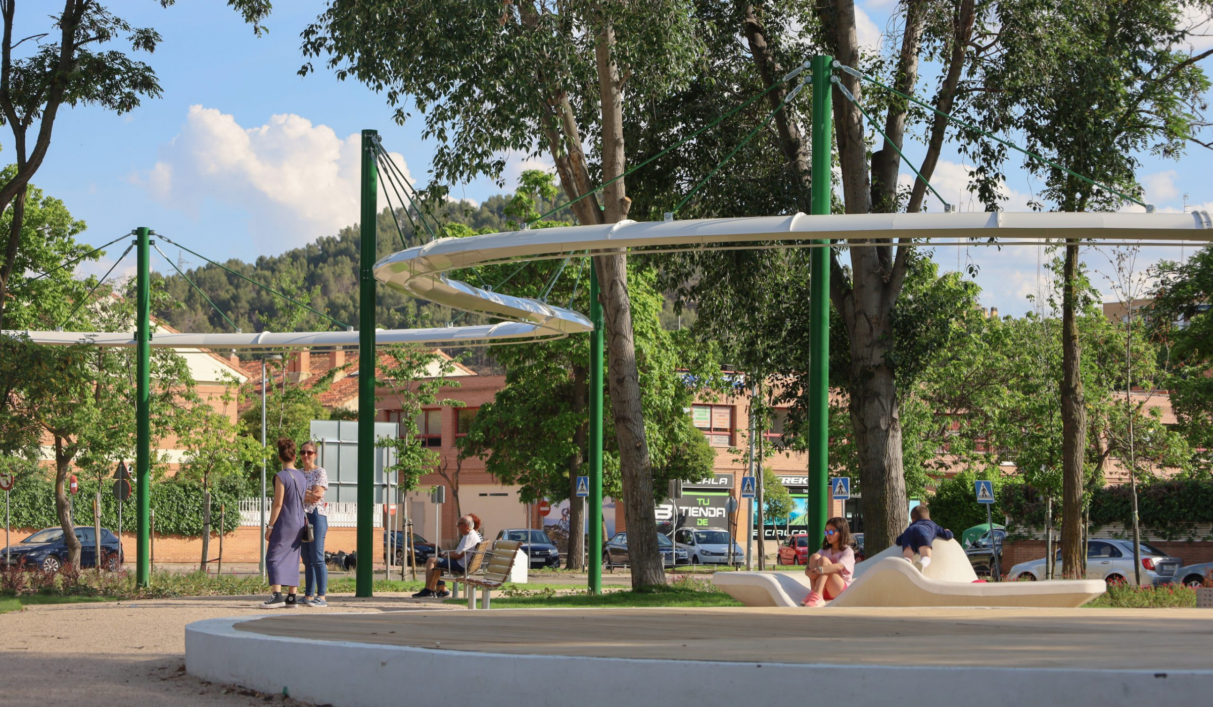 Vecinos de Alcalá de Henares disfrutando de los bancos Kaze y tablao flamenco en Parque Andalucía