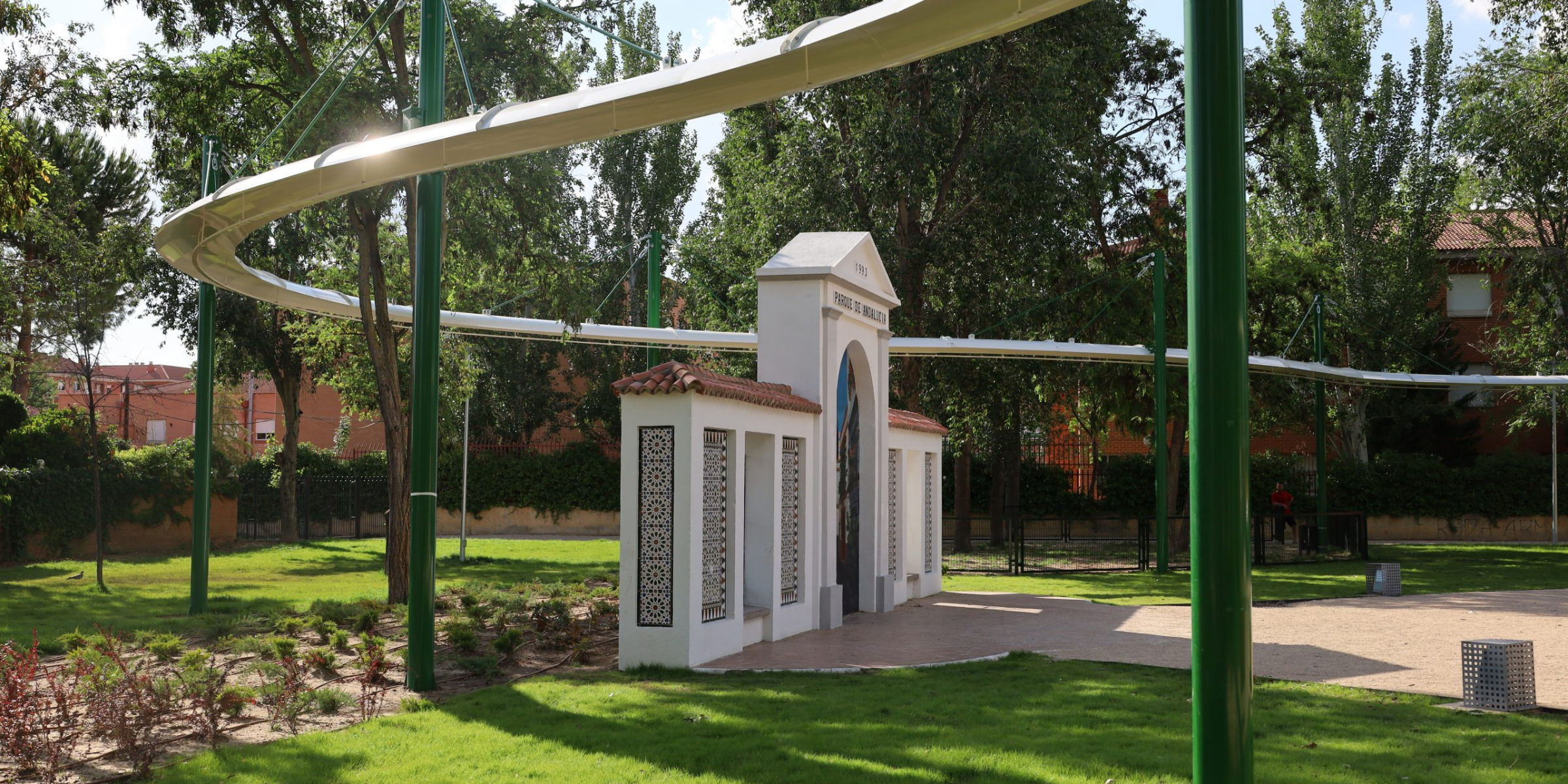 Puerta Andalucía y pérgola luminosa