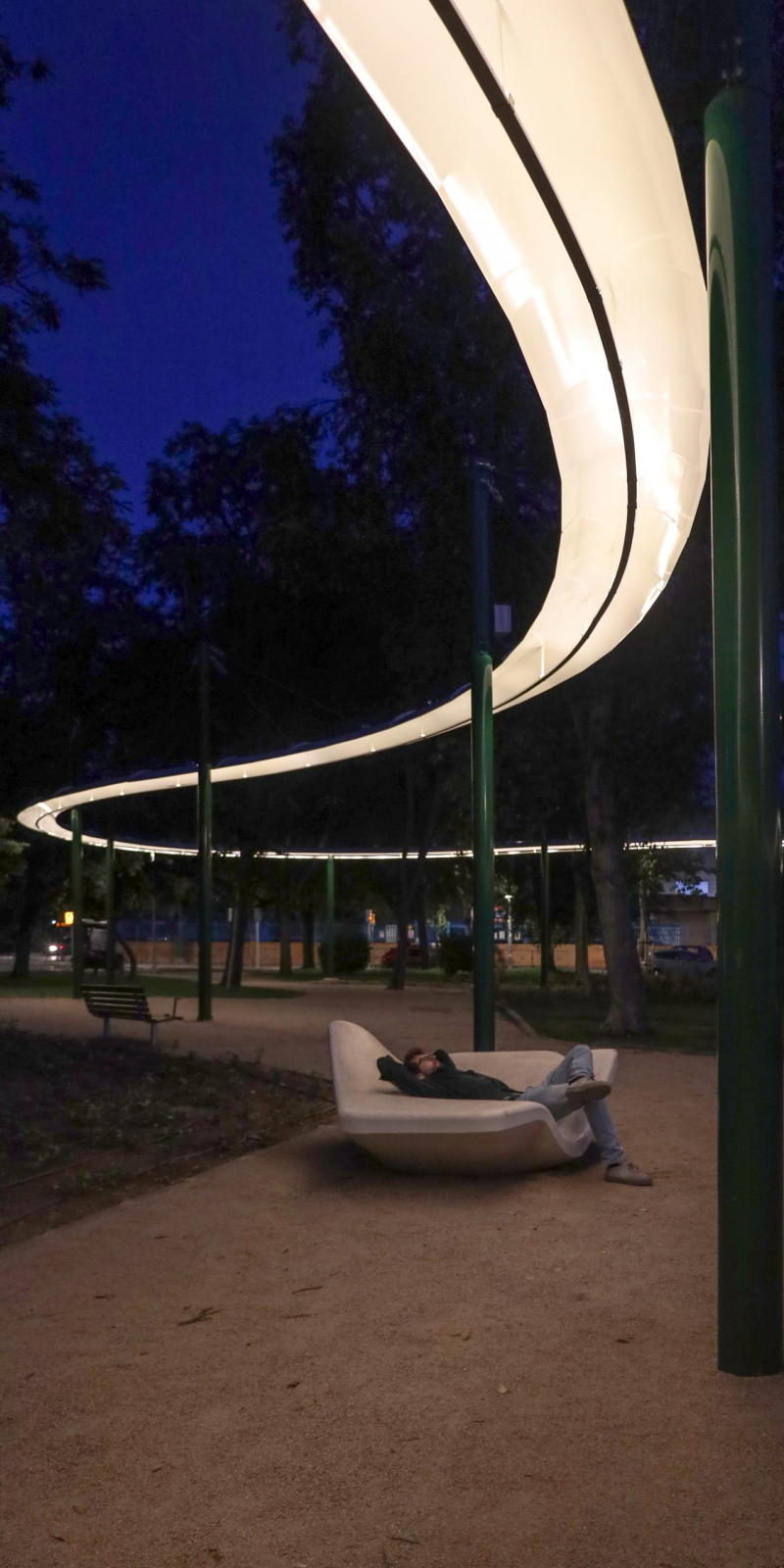 Pérgola luminosa iluminada y banco Kaze en Alcalá de Henares