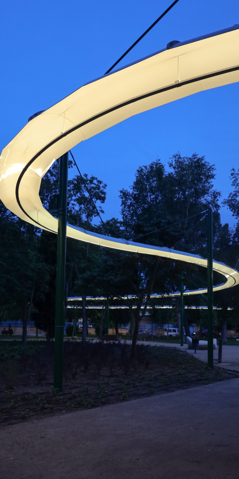 Pérgola luminosa iluminada en la noche